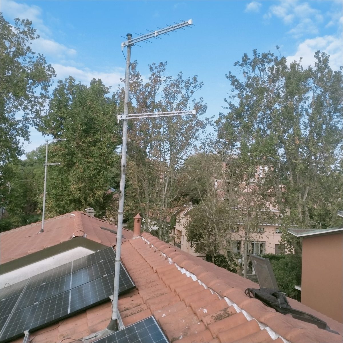 Dopo: palo con due antenne nuove