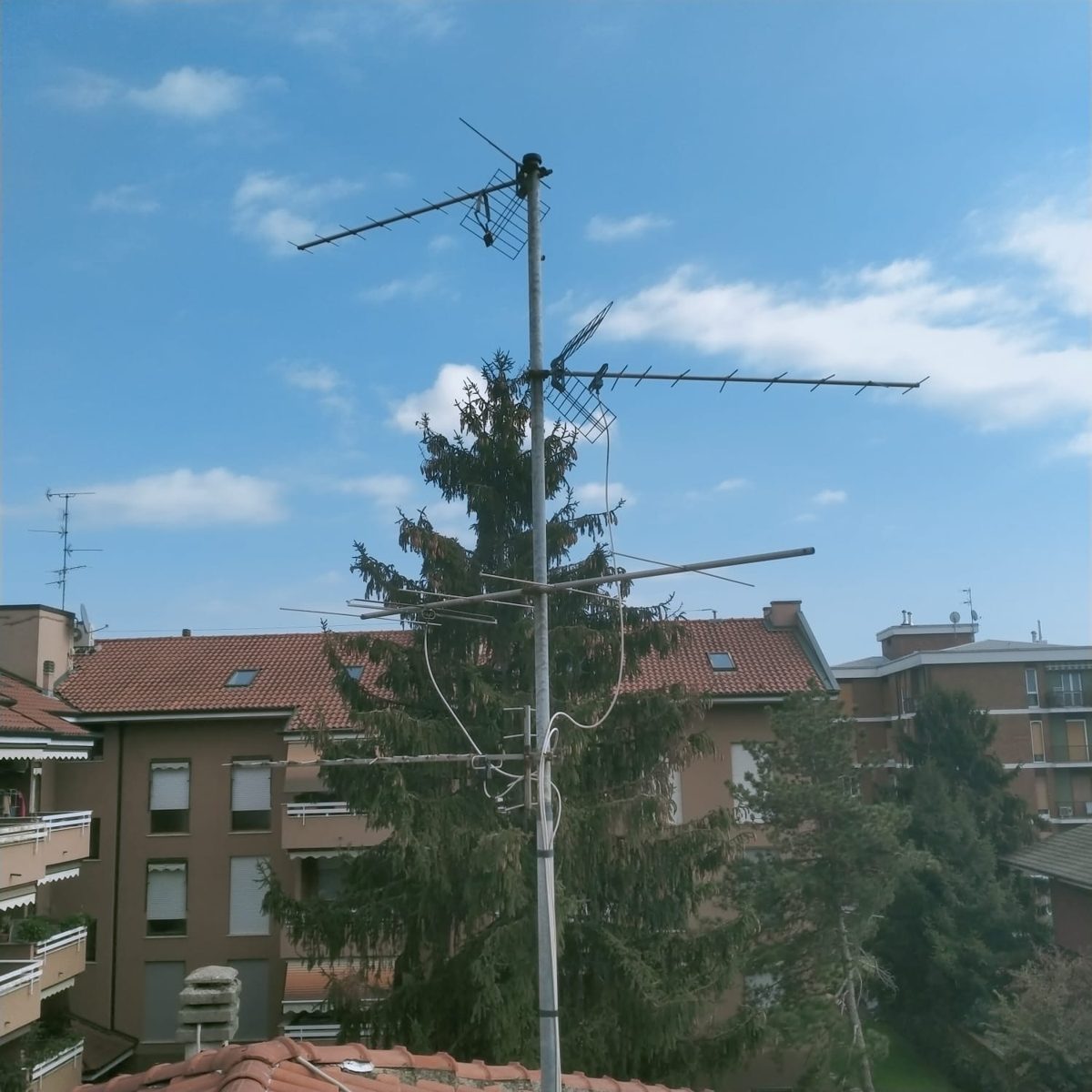 Prima: palo con diverse antenne vecchie