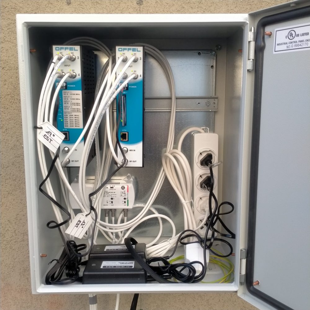 Quadro con transmodulatori common interface e cavi etichettati