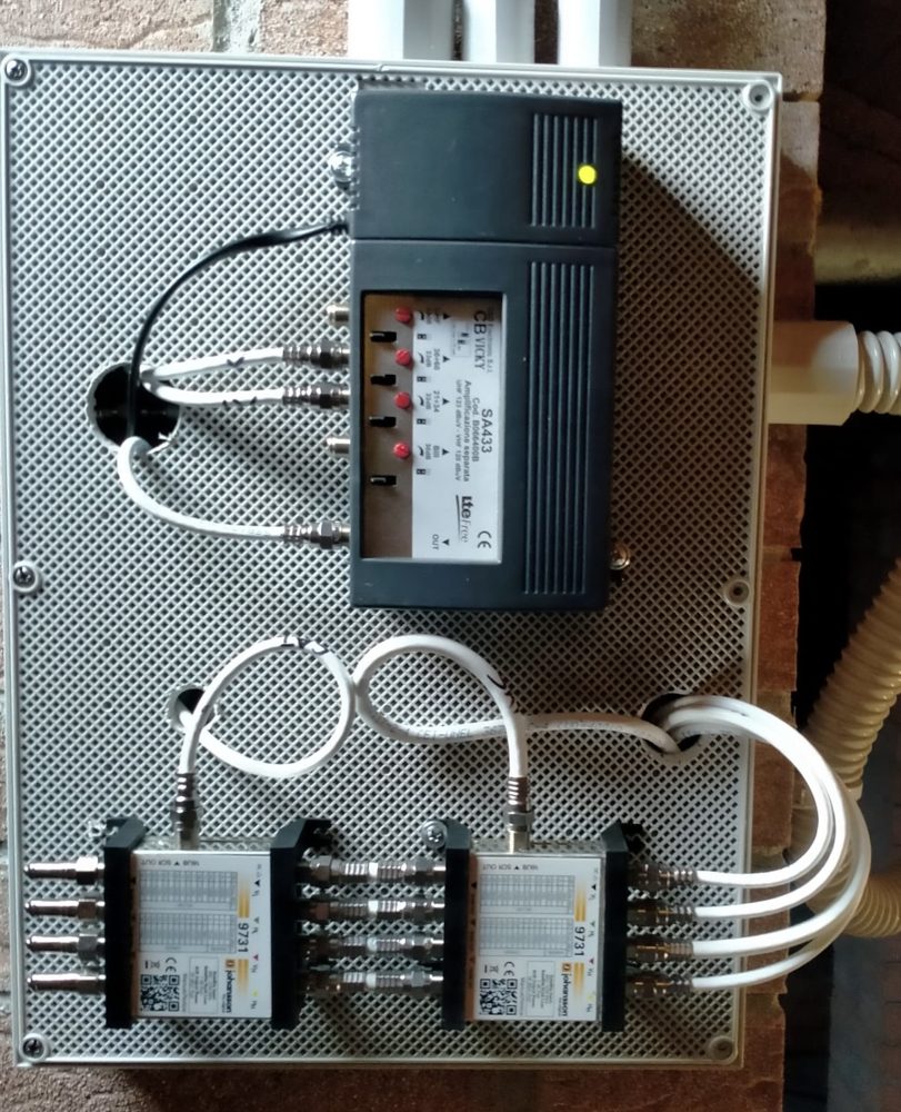 Amplificatore e multiswitch montati su pannello