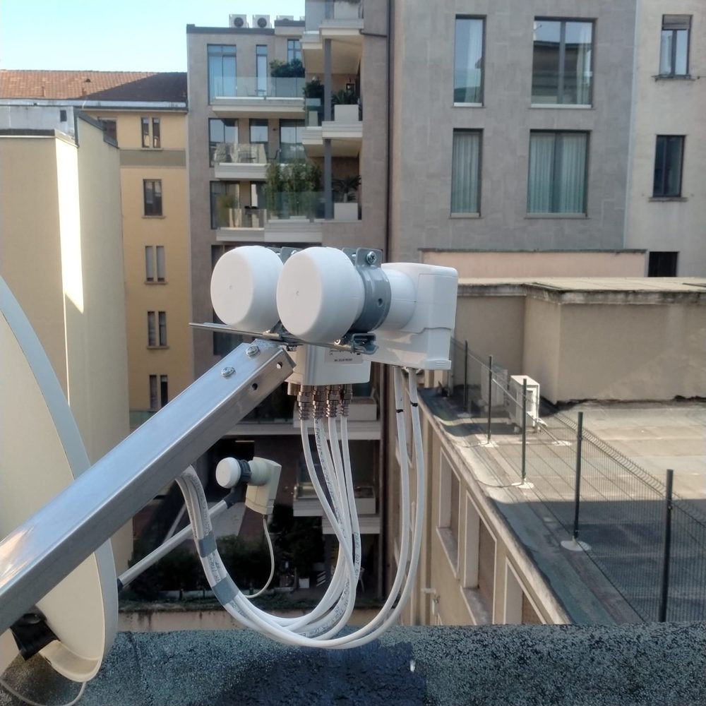 Illuminatori della parabola con i cavi collegati