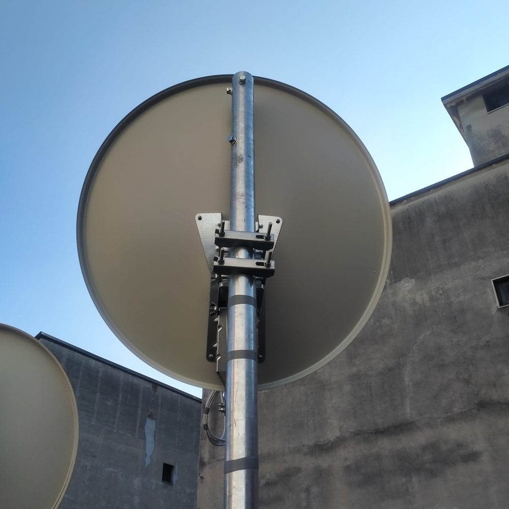 Retro di una parabola fissata al palo