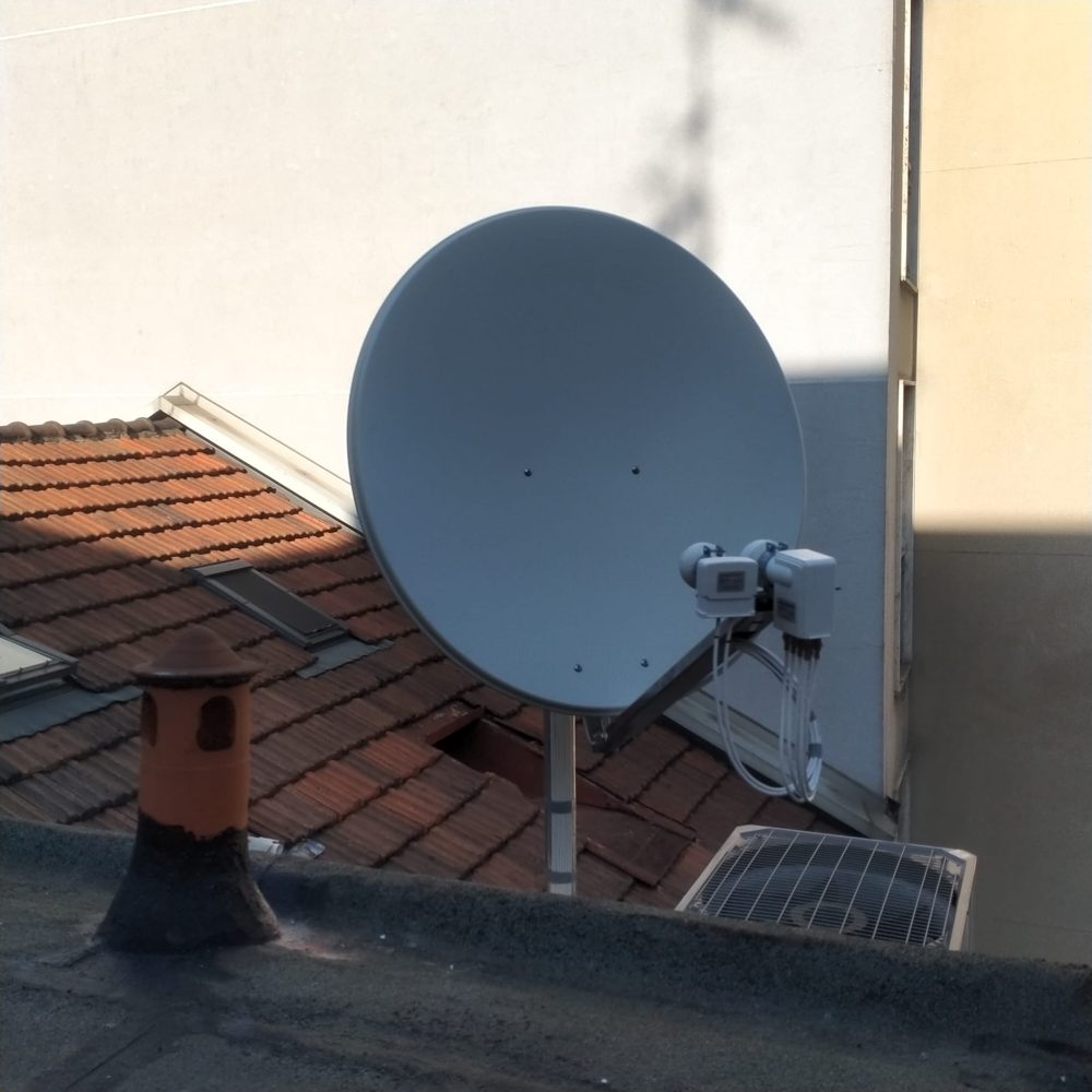 Parabola satellitare installata su un tetto