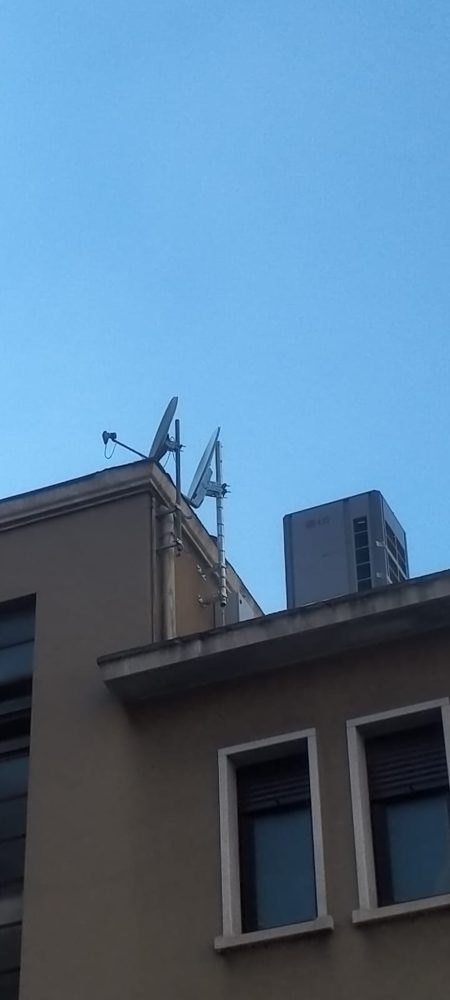 Due parabole sul tetto di un edificio